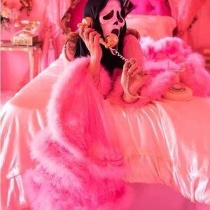 Meet your Posher, Queen